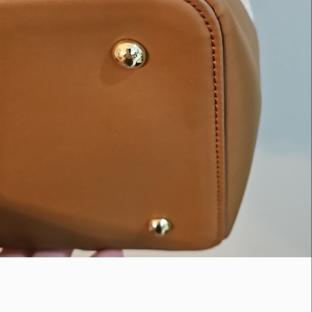 Elegant Beige and Brown Izaac Mizrahi Women's Bag - Picture 3 of 10